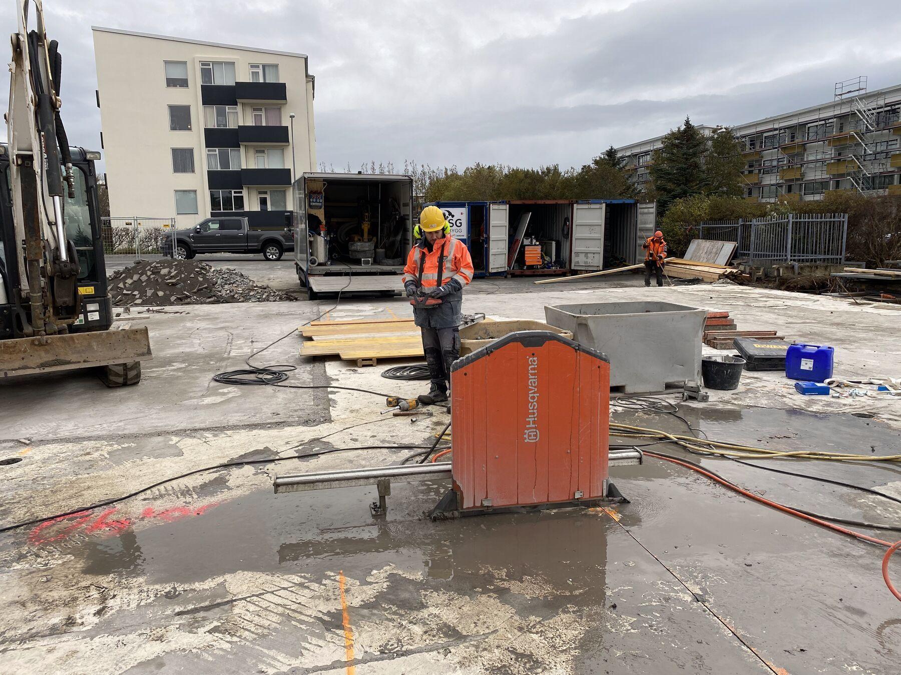 Sögunarbúnaður á útisvæði við nýbyggingu
